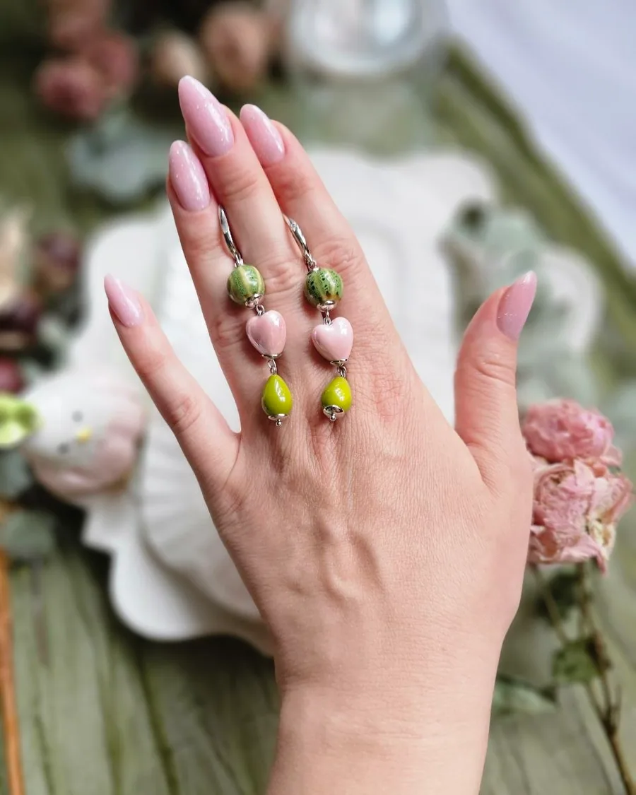 Серьги с зелёной бусиной, розовым сердцем и жёлтой грушей